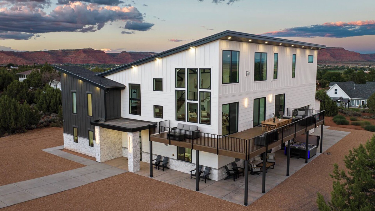 Kanab House | Indoor Sports Court, Pool, Hot tub, Sleeps 30+, Amazing Views!