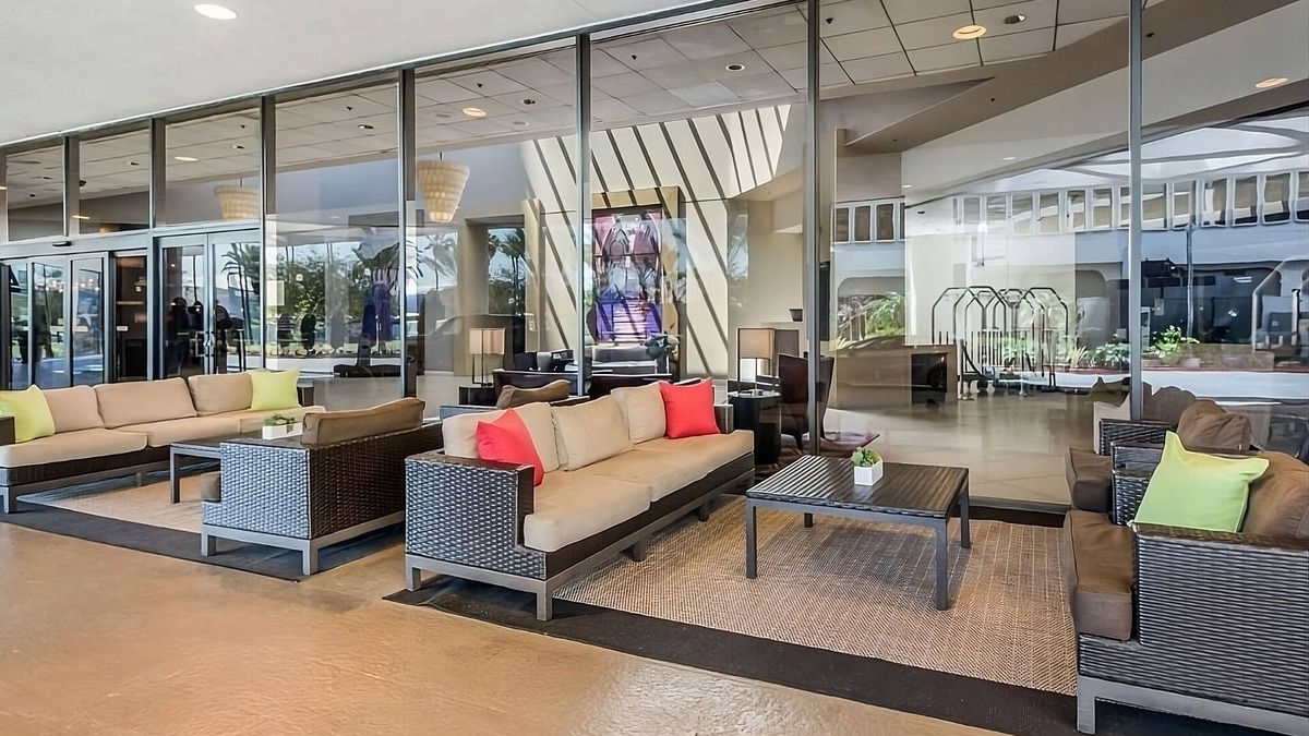Los Angeles Resort | Indulge in Home-Like Comfort! 3 Comfortable Units, Pets are Allowed, Shuttle!