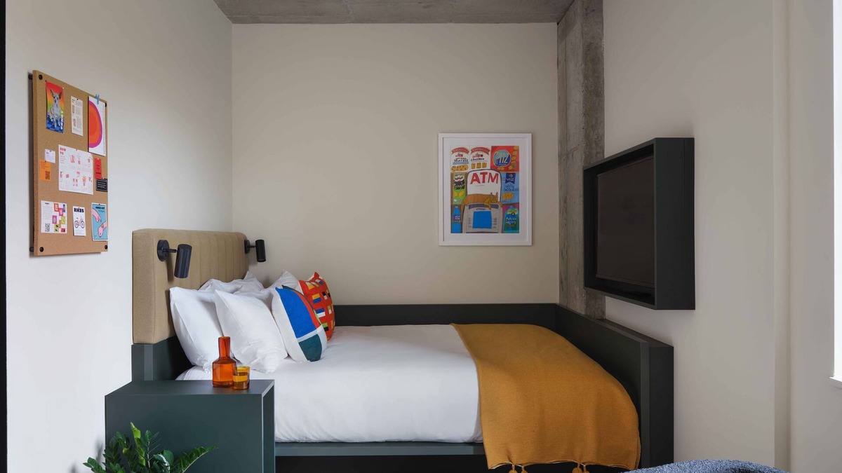 Williamsburg Hotel | Indulge in Home-Like Comfort! Pets Allowed, Minutes Away to Statue of Liberty!