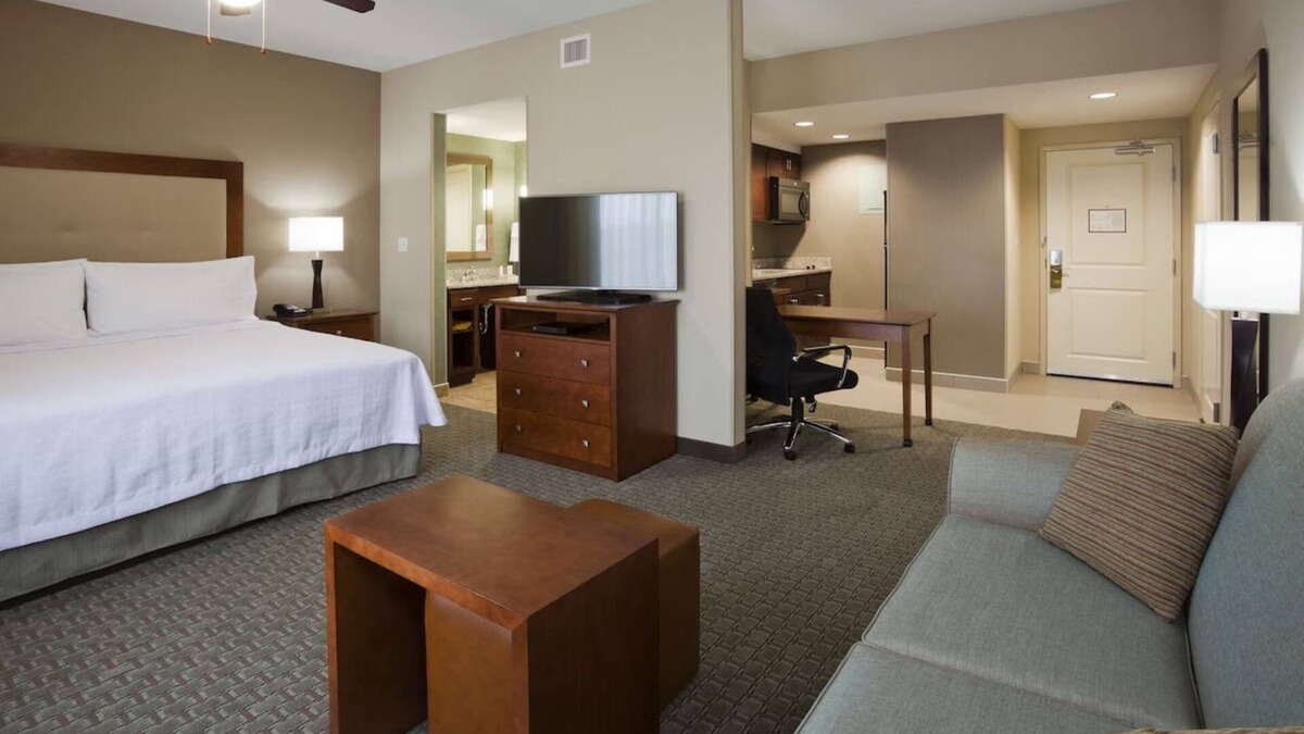 Kutzky Park Hotel | Indulge in Home-Like Comfort! Kitchen, Indoor Pool, Pets Allowed!
