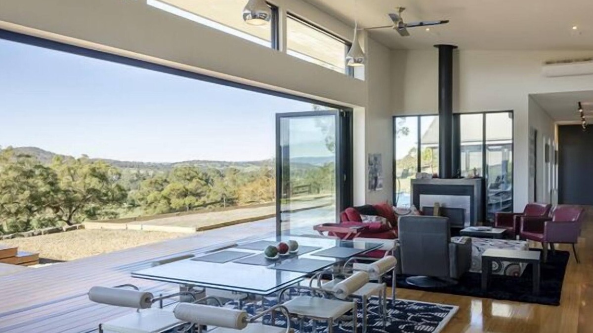 Steels Creek House | Indulge yourself with space to exhale and take in the views over a glass of rose