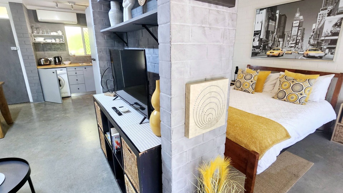 Shenton Park Apartment | Industrial 11 - 1BRM Unit with Courtyard & Parking