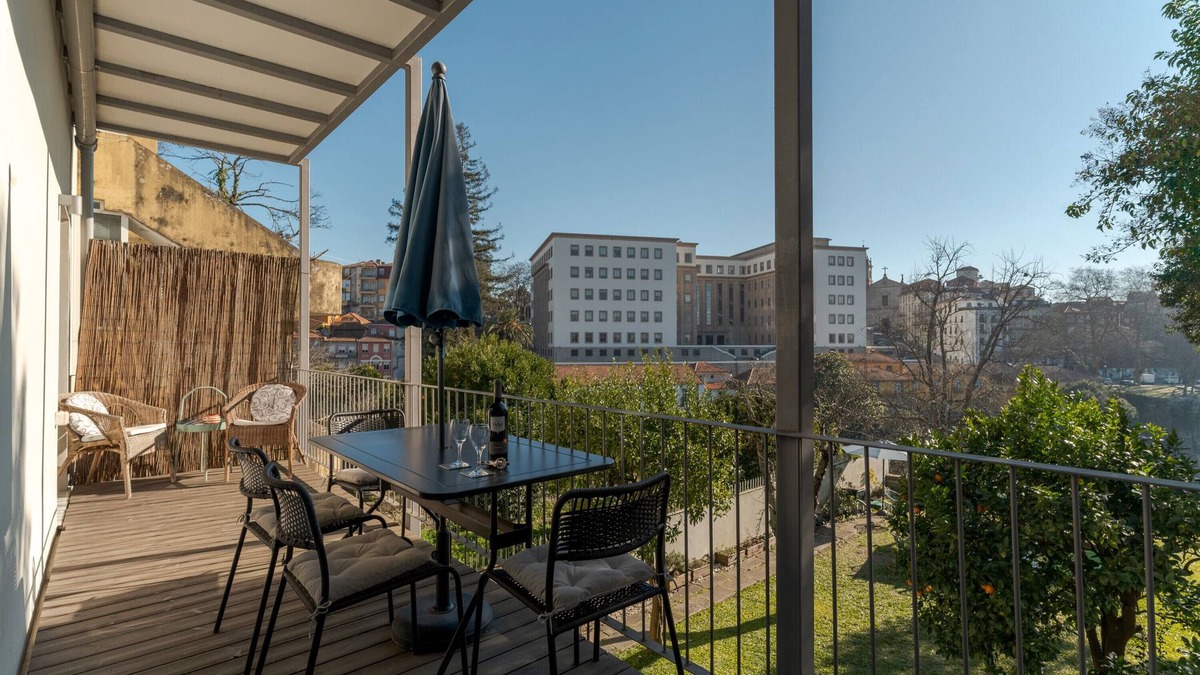 Uniao de Freguesias do Centro Apartment | Industrial Design Apart at City Center with Shared Garden, Wi-Fi and Air Conditioning