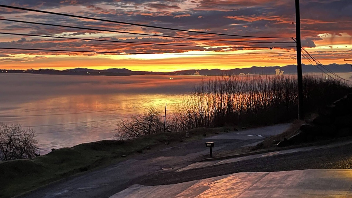 North End Apartment | Industrial modern house with Water Views – Ideal Tacoma Getaway