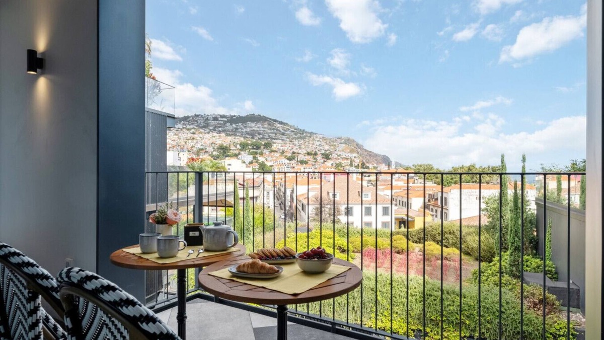 Se Apartment | Infinity Pool & Balcony with Views @ Savoy Insular.
