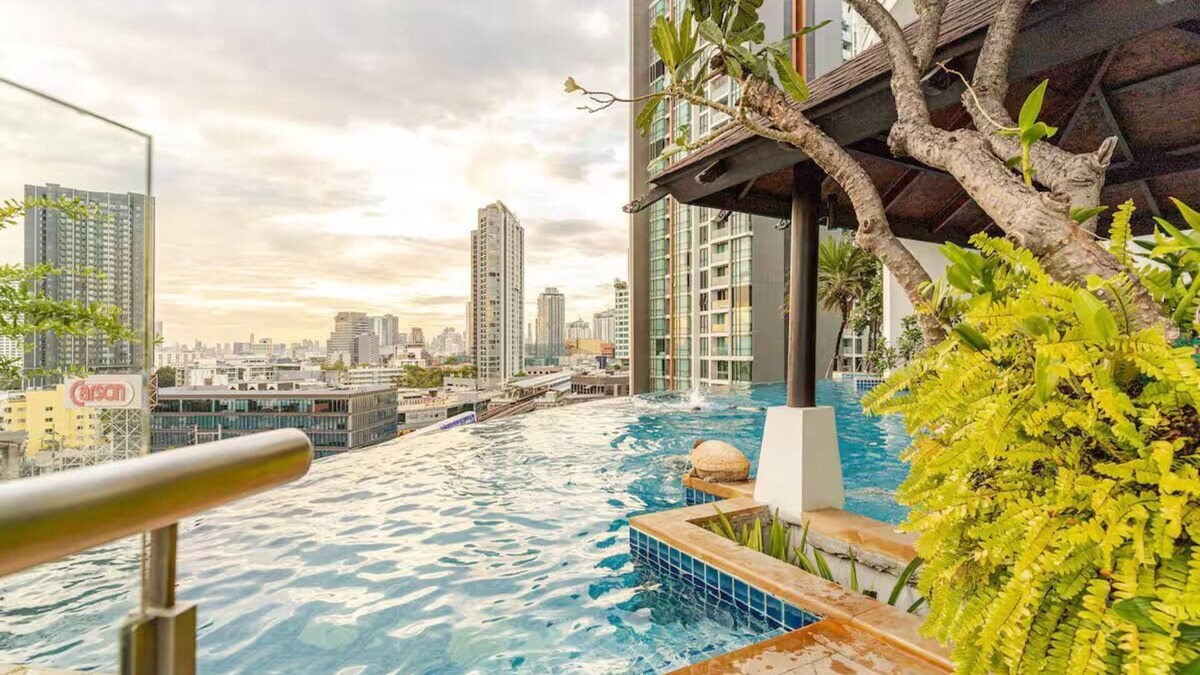 Phra Khanong Nuea Apartment | Infinity Pool/Sky Bar/City View/1 min walk to BTS/W District/Family Friendly