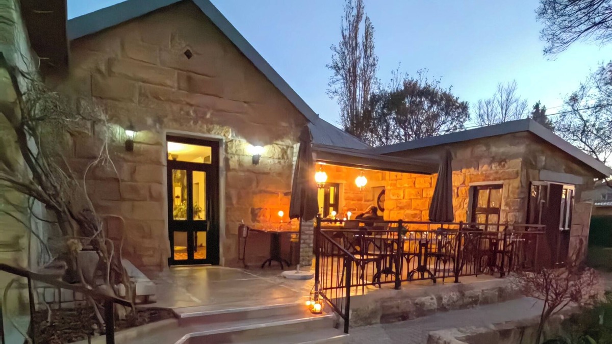 Fouriesburg Hotel | Ing at Sandstone