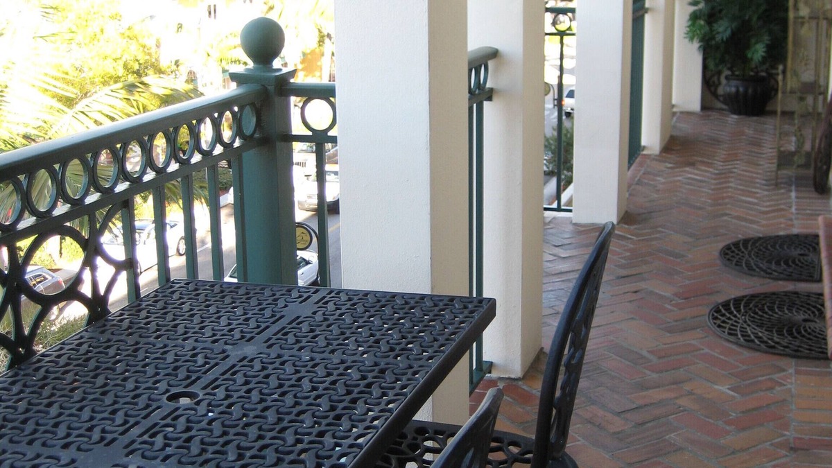 Old Naples Apartment | Ingram Building 5th Avenue South #305