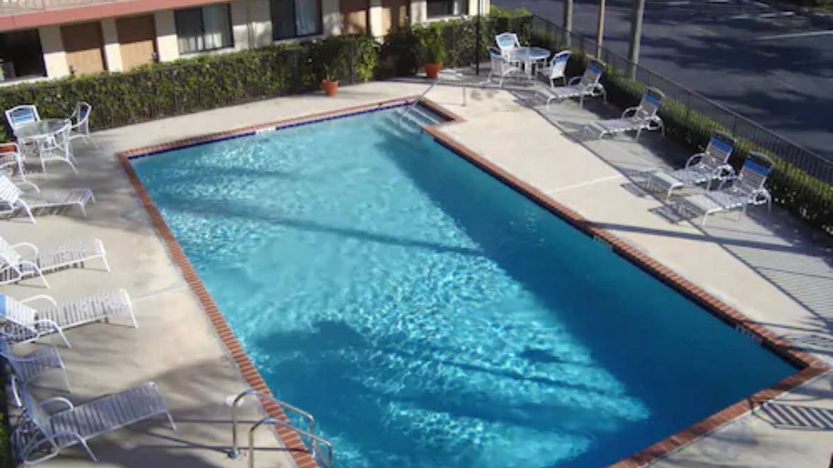 Hunt Club Hotel | Inn of America - Palm Beach Gardens