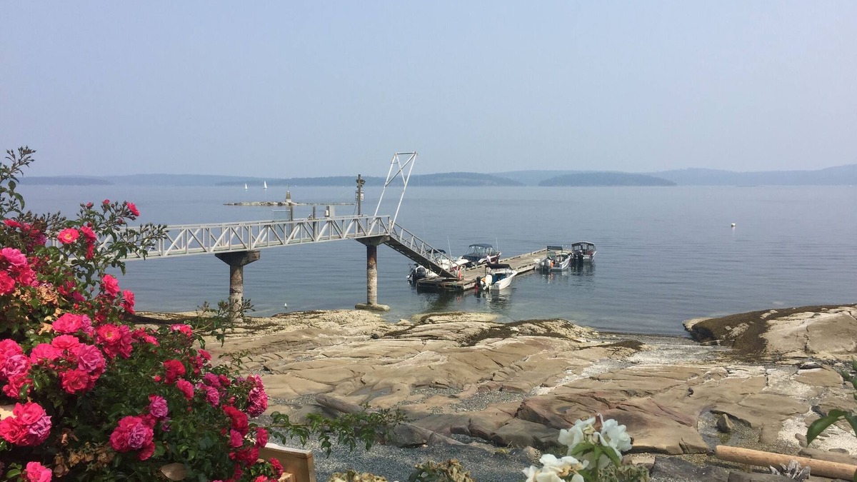 North Oyster House | Inn of the Sea Waterfront 2 bed 2 bath with AC + pools & boat dock