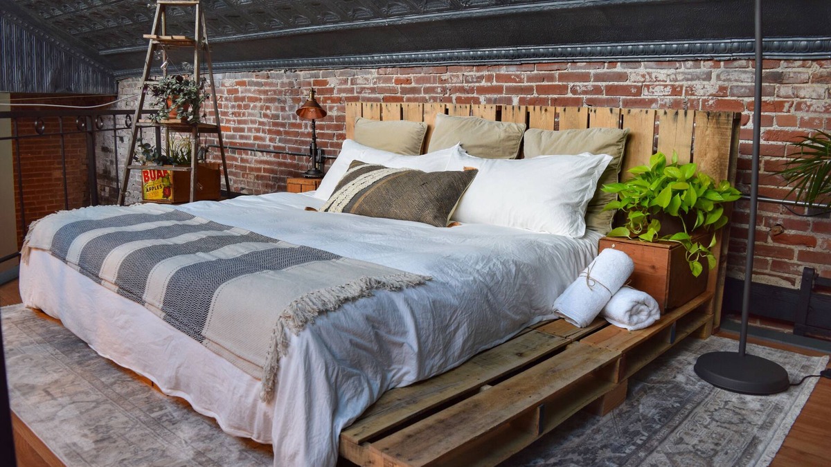 Midtown Condo | Insane Loft w/Movie Theatre + Jacuzzi + Free Parking