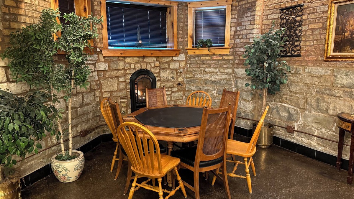 Lake View East House | Inspiring Stone Grotto Sleeps 10-20 & Free Parking