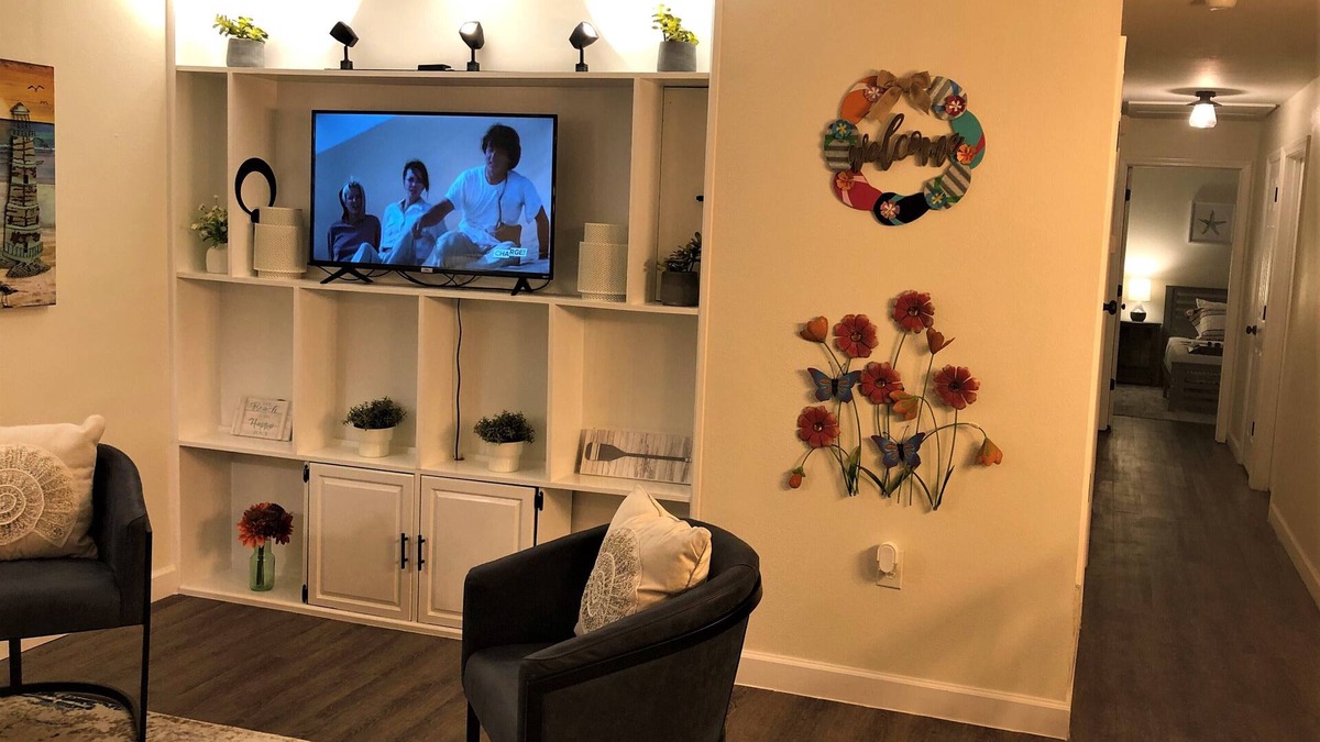 Sanders Beach Cottage | Insta-Worthy Newly Renovated in Heart of DT Pcola