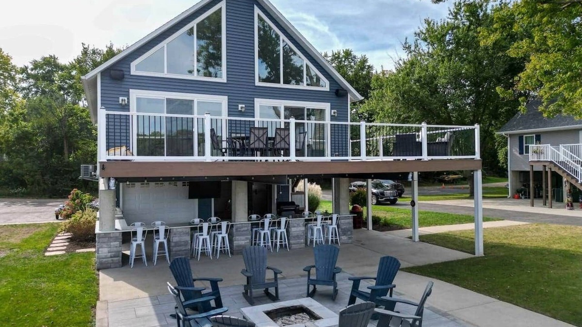 Holcomb House | Insta-worthy Rock River cabin