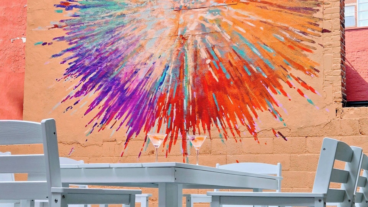 The Waterfront Apartment | Insta-worthy Spacious Garden Apt - Easy NYC Access, 10 min walk to train