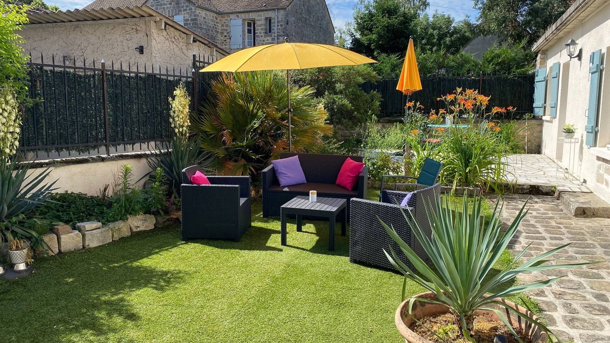 Barbizon Apartment | INSTANT FLEURY: cozy studio with secret garden!