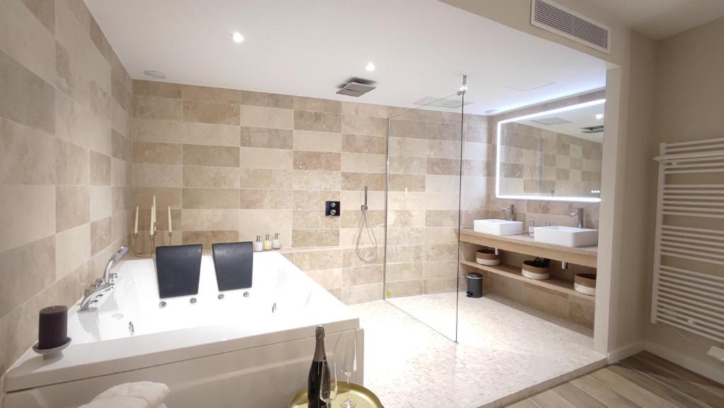 Roquefort-la-Bedoule Apartment | Instant Plaisirs - T2 60m2 avec Terrasse et Balnéo privative