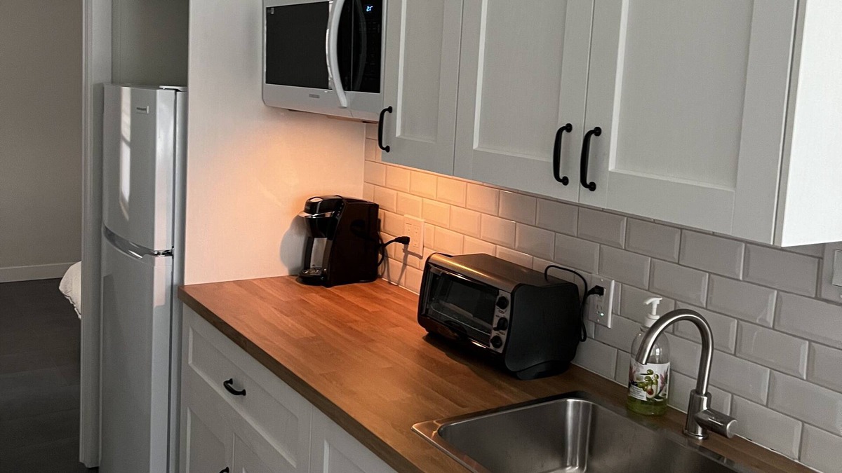 Sherbrooke Apartment | Intimate Bachelor in front of the Lake