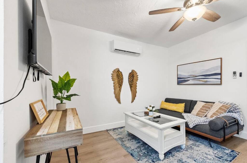 Coral Way Villa | Intimate Casita Mia minutes away from Airport, Calle 8, Brickell, Coral Gables, The beach and more!