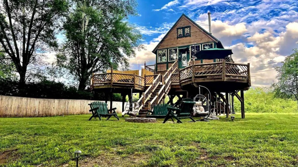 Luray Cabin | Intimate Riverside Treehouse Cabin Escape: Hot Tub, Mountains & Starlit Nights