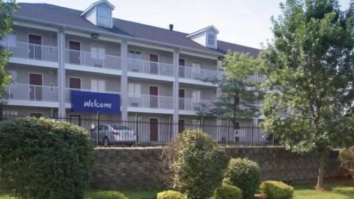 Buechel Apartment | InTown Suites Extended Stay Louisville KY - Wattbourne Lane