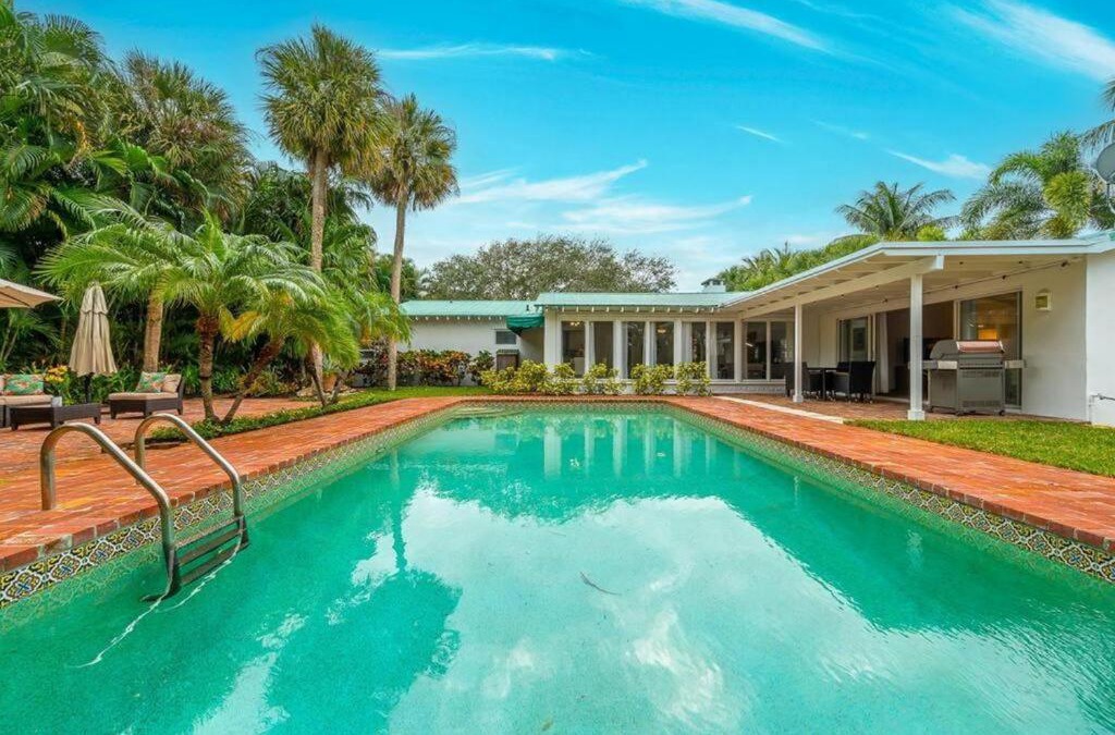 Southside Apartment | Intracoastal Paradise Walking Distance to Beach!