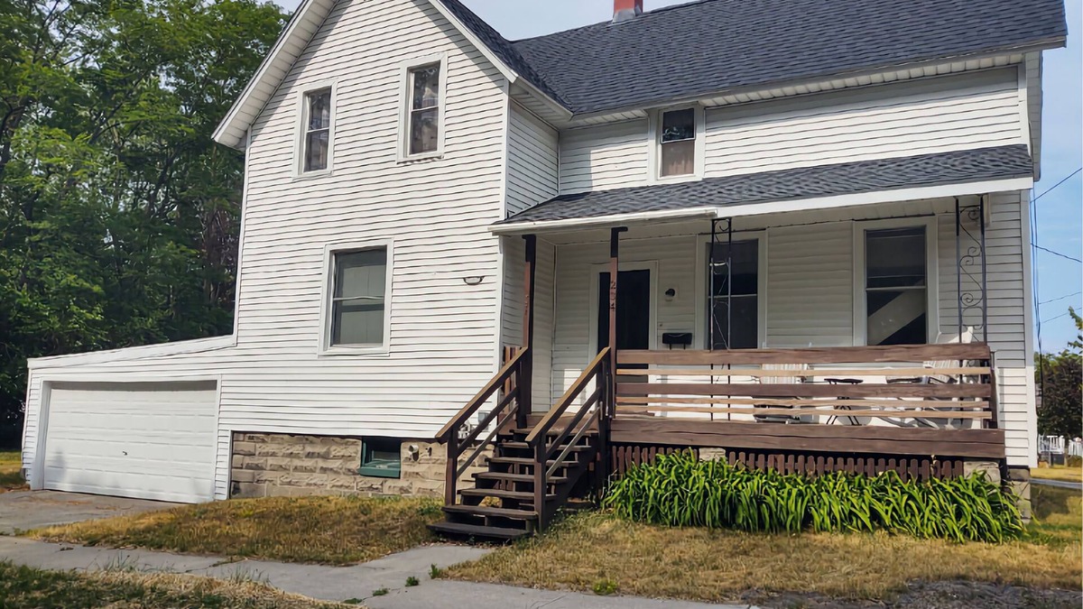 Manistee House | Introducing T&T's Cozy Farmhouse: Your perfect Getaway in Manistee!