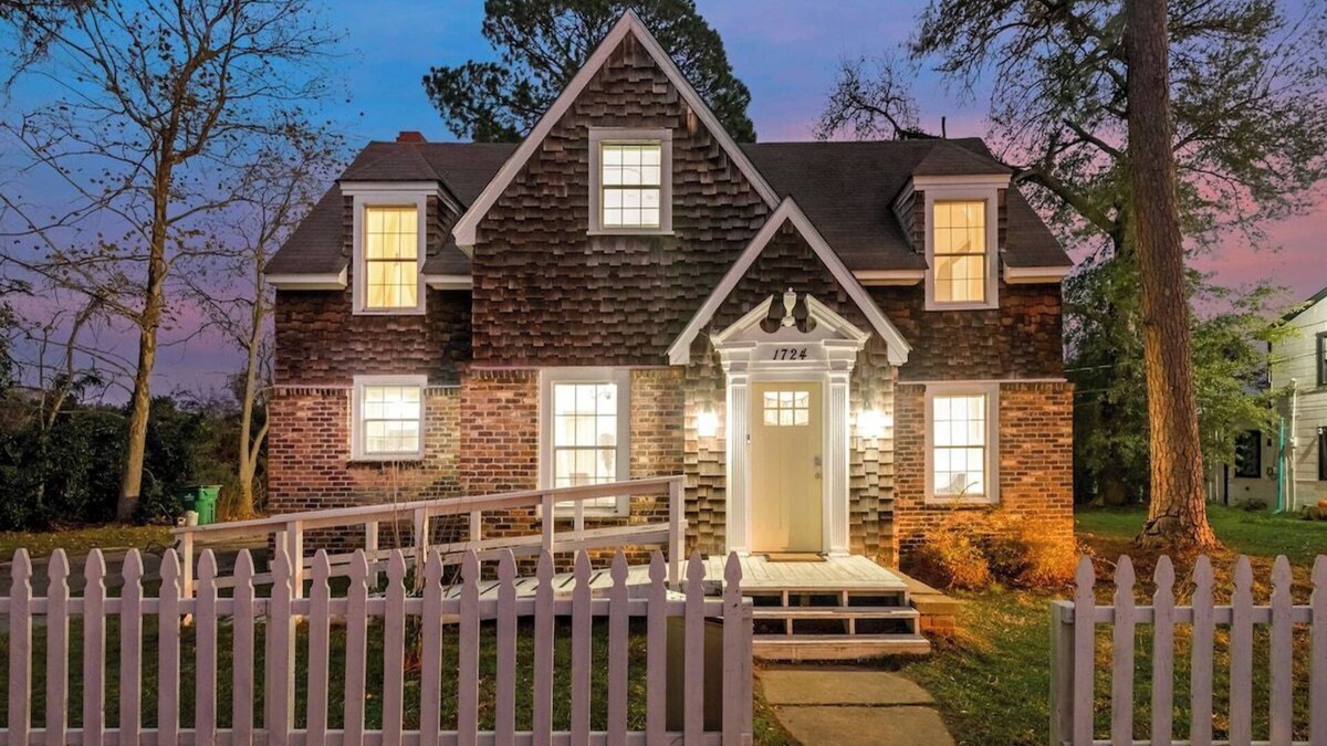 Palestine House | Inviting 100-yr-old updated & roomy cottage w/deck