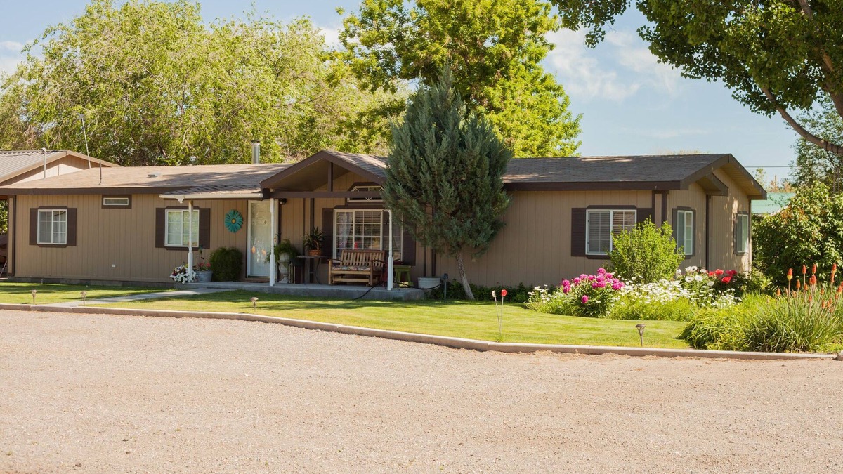 Joseph House | Inviting and relaxing country house right on I-70 in beautiful Sevier Valley.