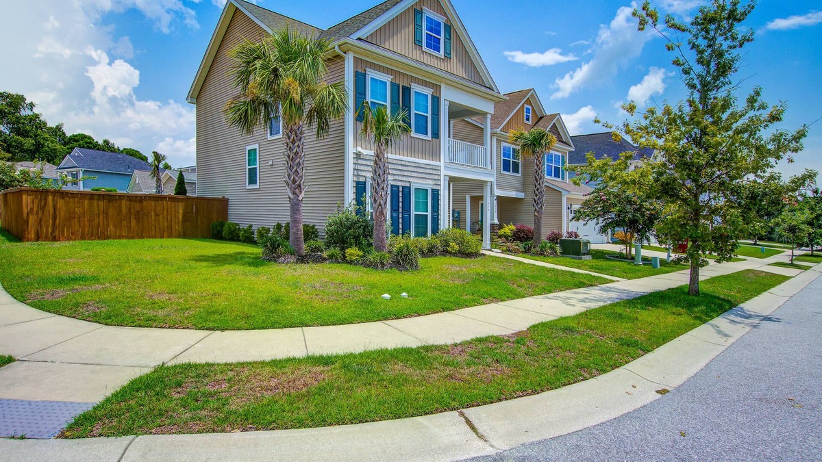 Johns Island House | Inviting dog-friendly home with full kitchen, balcony, central AC, & W/D