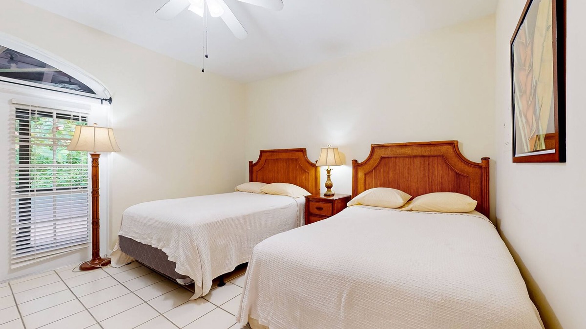 Naples House | Inviting hotel-style studio with game room, pool, gym, sauna, tennis, basketball