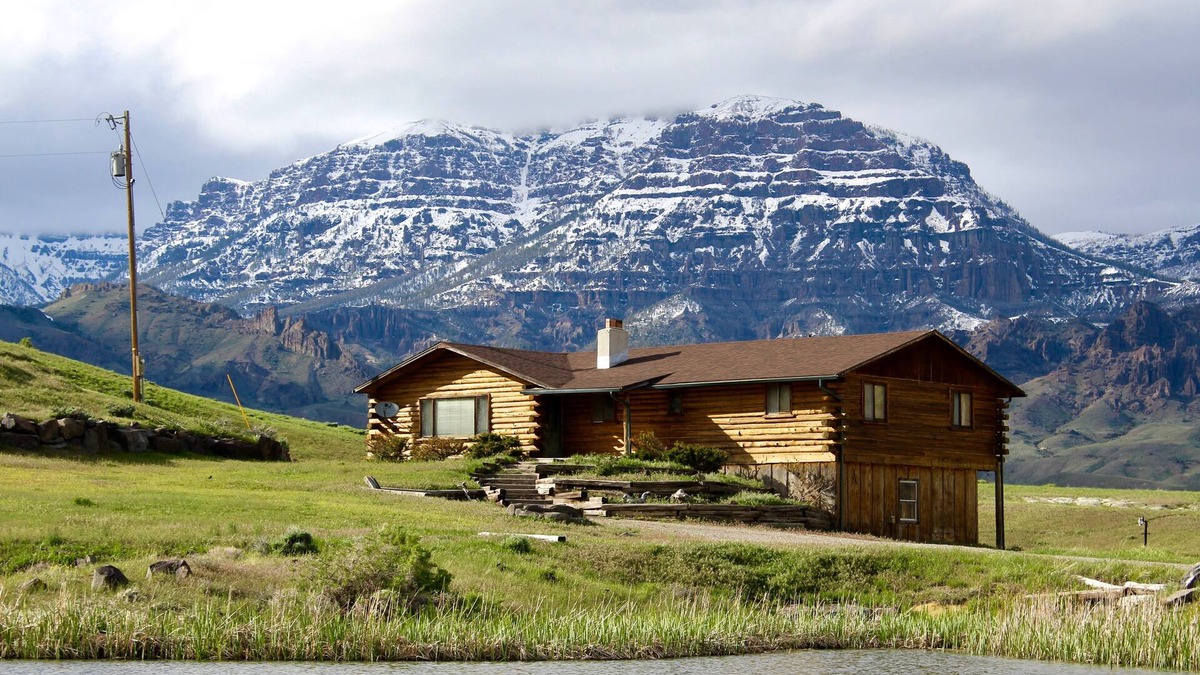 Wapiti House | Inviting Log Home in Quiet Valley near Yellowstone