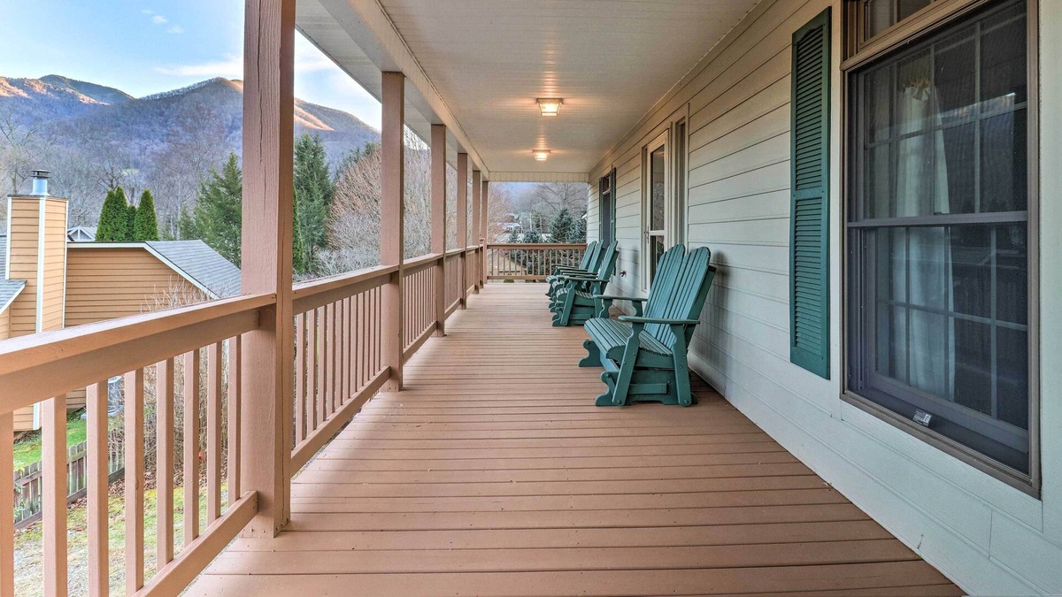 Valley Creek Run House | Inviting Maggie Valley House ~ 4 Mi to Slopes