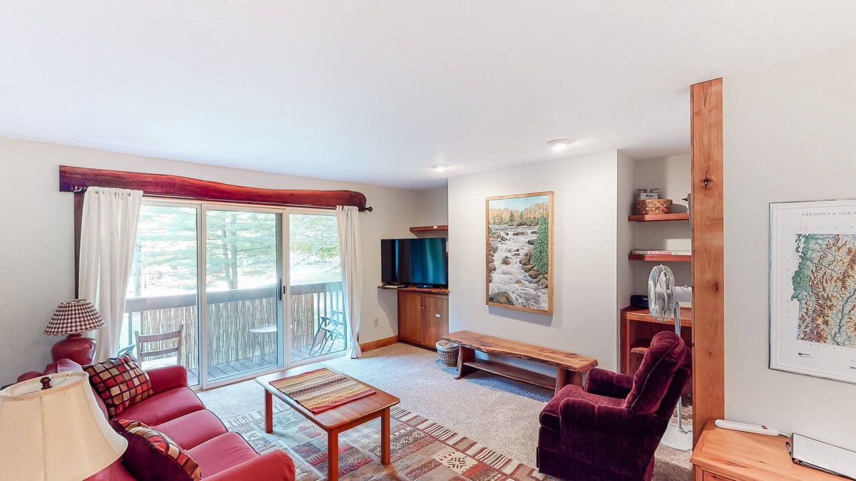 Warren Condo | Inviting & secluded condo with a balcony - short hike to Mad River, near skiing
