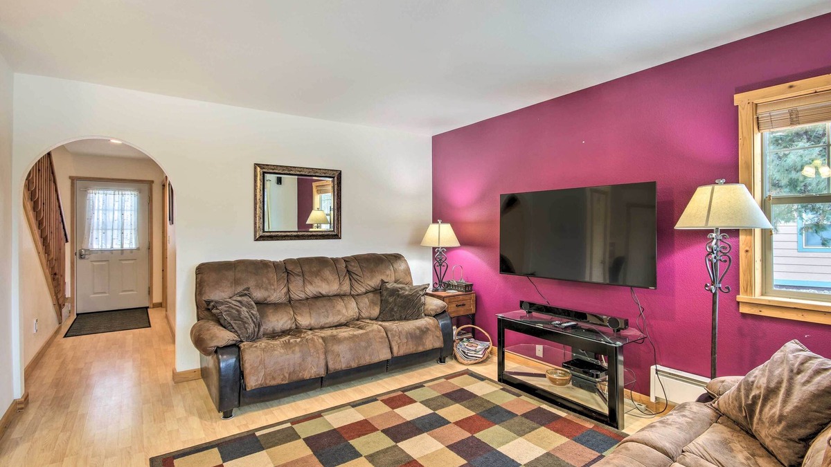 Emigrant House | Inviting Townhome: 30 Mi to Yellowstone NP!