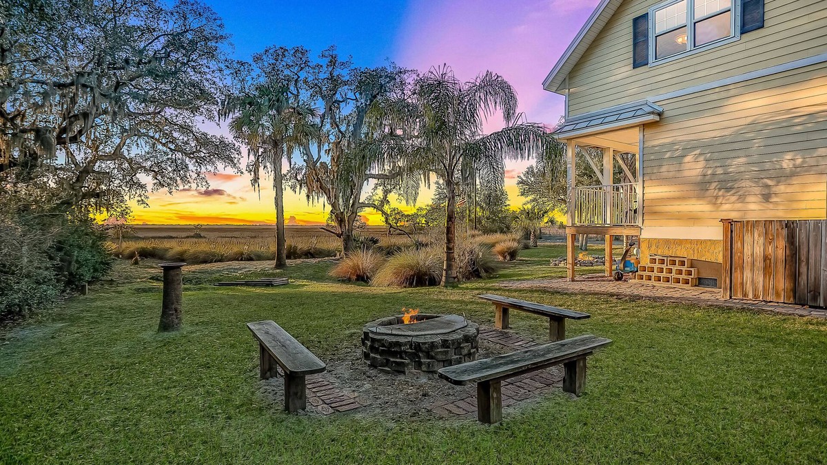 Fernandina Beach Cottage | Inviting waterfront cottage with balcony, firepit, marsh views, & washer/dryer
