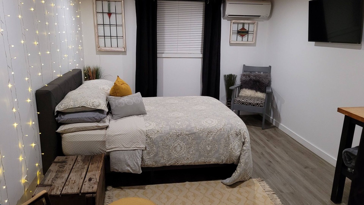 Kitchener House | Inwood Suite, Gym and Front Porch Swing,Walk to Belmont Village