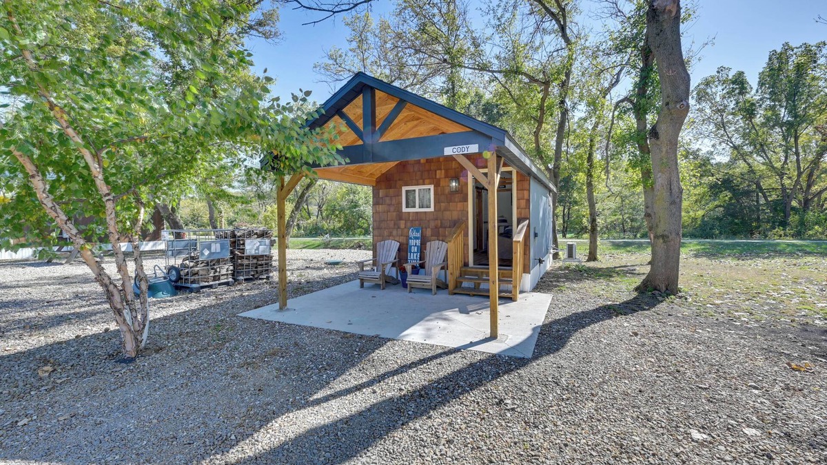 Austinville Apartment | Iowa Tiny Cabin Near Pine Lake State Park
