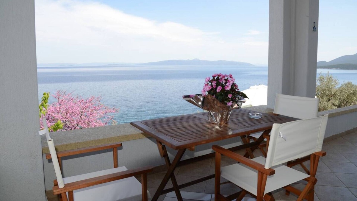 Pella Region Apartment | Ira Charming apt with stunning view!