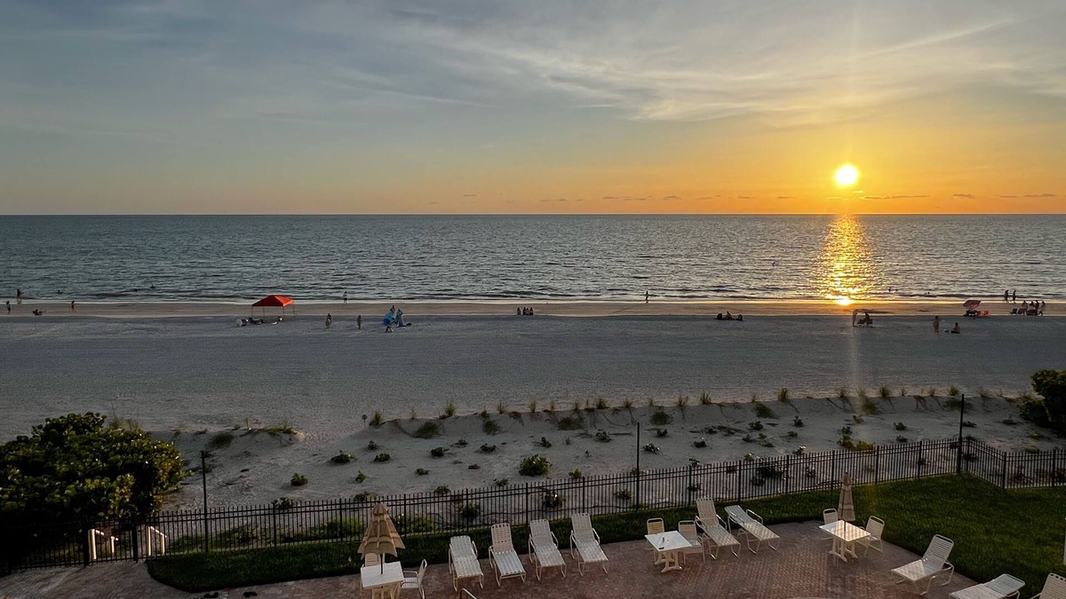 Independence Square Condo | IRB Fan Fav! Luxurious Indian Rocks Beachfront w/Pool! Walkable to Best!
