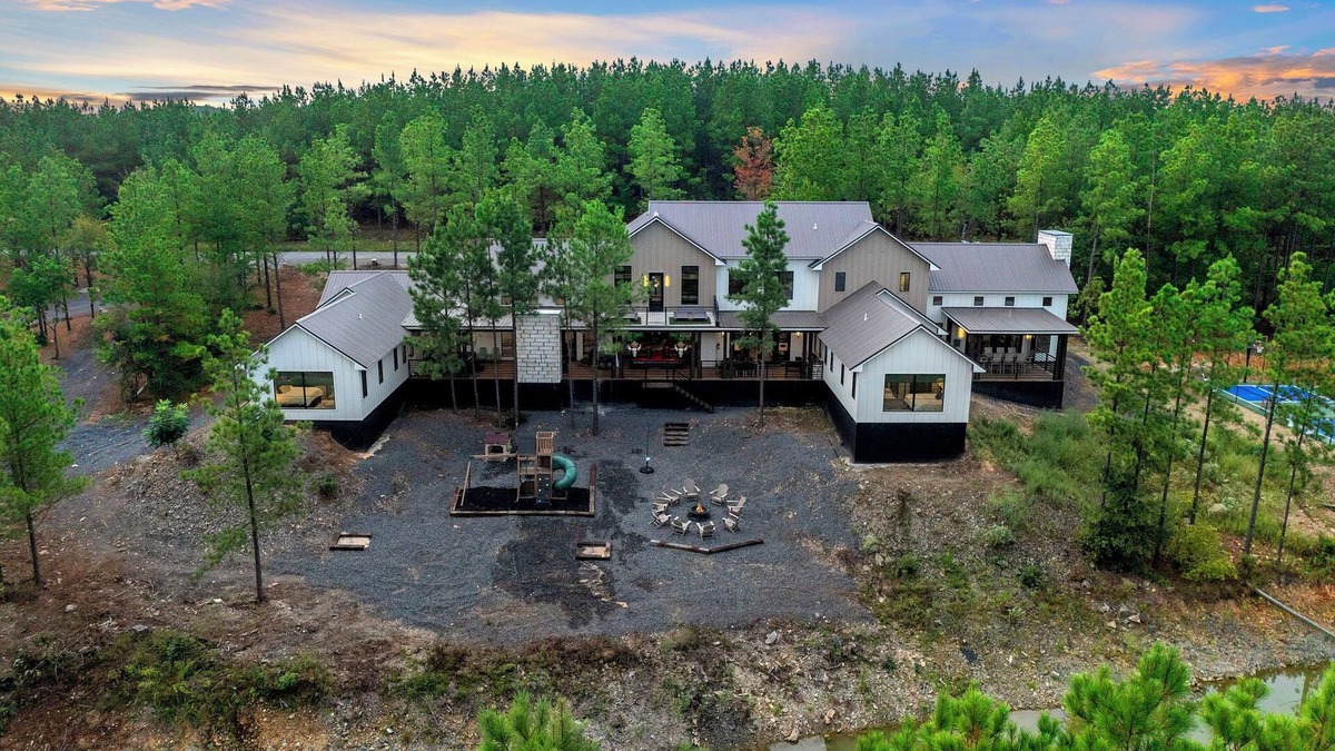 Pickens Cabin | Iron Bull | Unforgettable Cabin w/Hot Tub, Games & Mechanical Bull Adventure