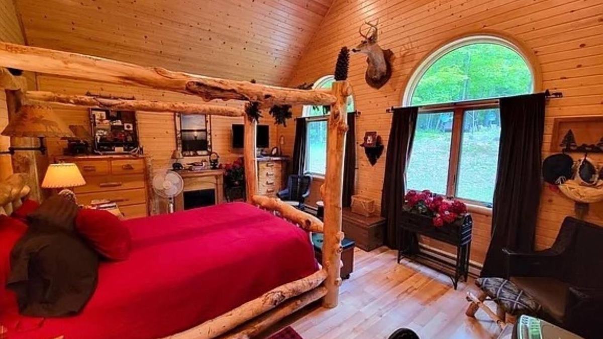 Iron River Cabin | Iron River Luxury Cabin with dock, firepit & deck