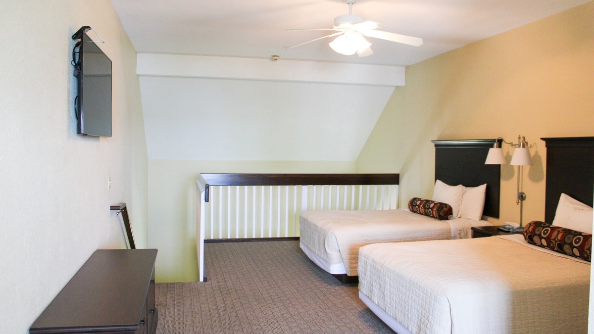 Kelleys Island Hotel | Iroquois Suite at Kelley's Island Venture Resort