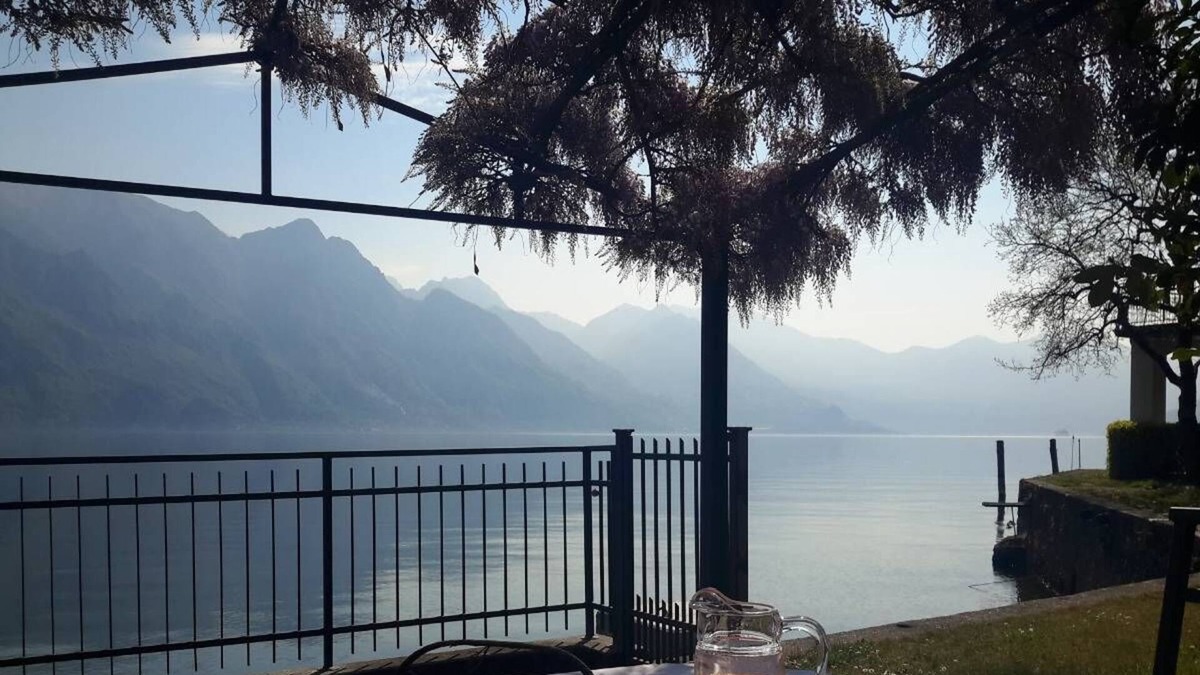 Riva di Solto Apartment | IseoLakeRental - La Villina Zù - garden directly on the lake