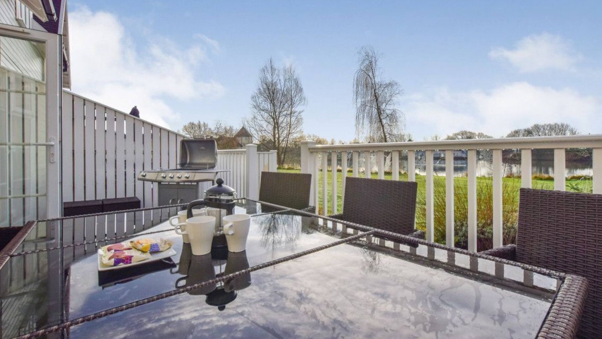 South Cerney House | Isis Lake 43, Turtle Lodge (P)