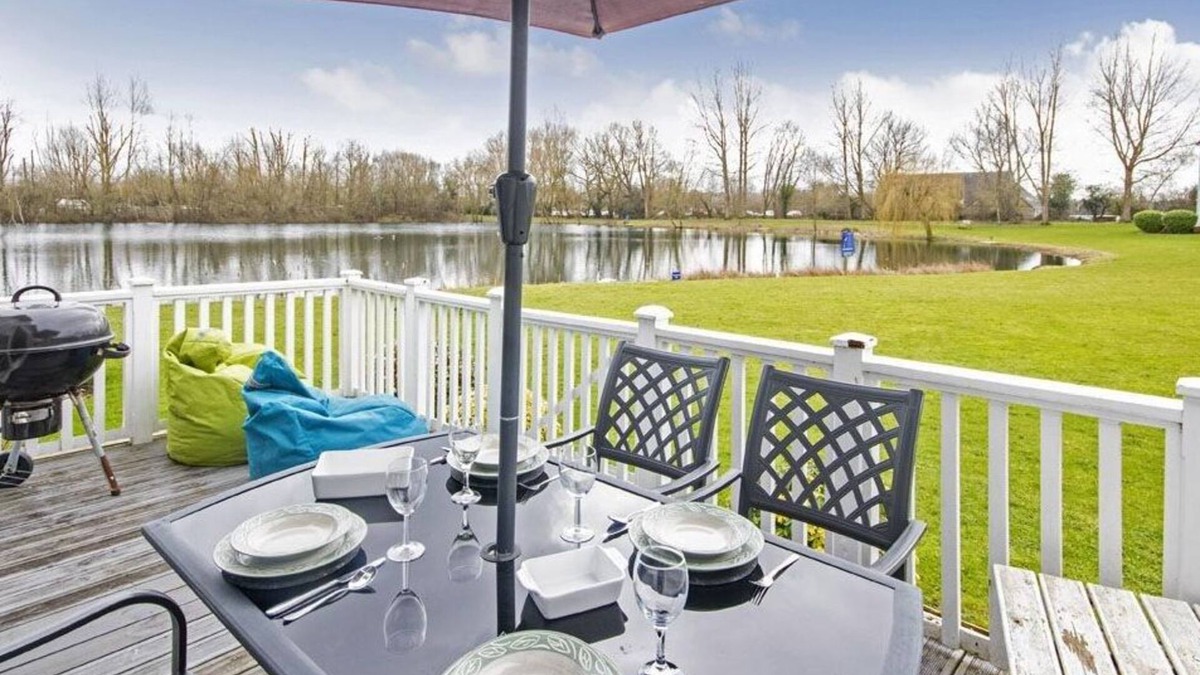 South Cerney House | Isis Lakes 84, Tortola Lodge (P)