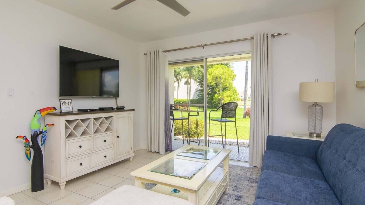 Isla del Sol Condo | Isla Del Sol Newly Remodeled 2 BD/2BA Condo Close to Beaches