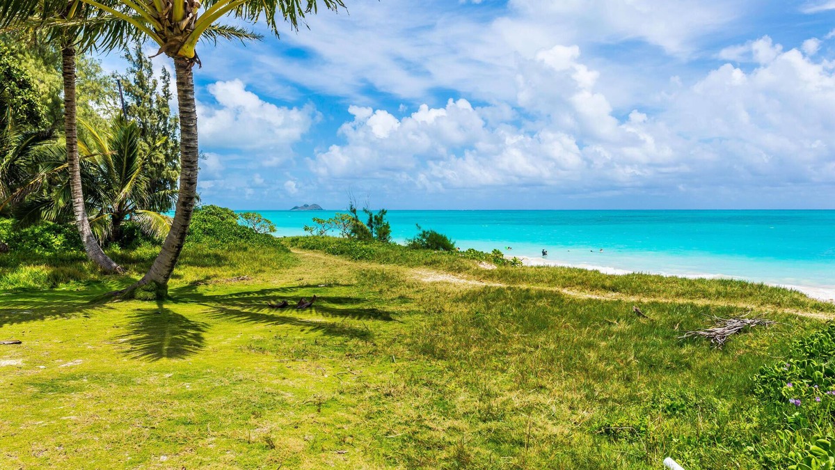 Waimanalo Cottage | Island Beach Cottage with a deck ! Gated, Air Conditioning,steps to beach