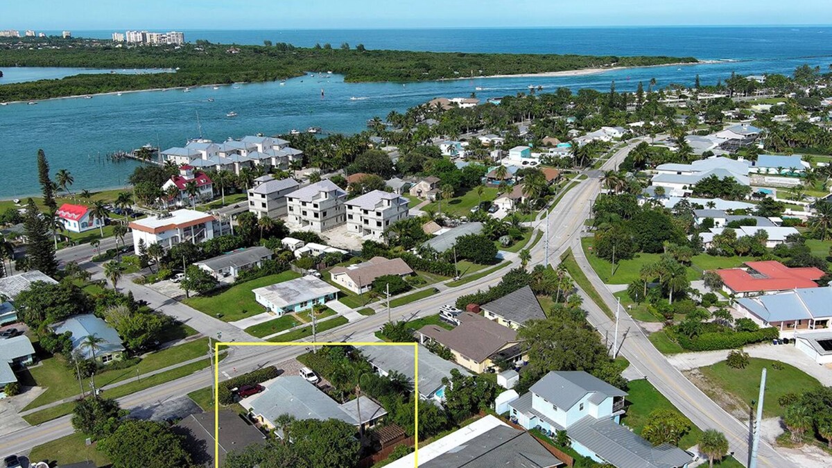 Fort Pierce Apartment | Island Cottage Fort Pierce. Easy walk to beaches and restaurants.