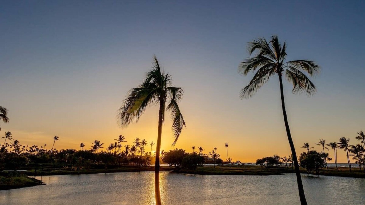 Kahaluu Bay House | Island Elegance: Prime Spot